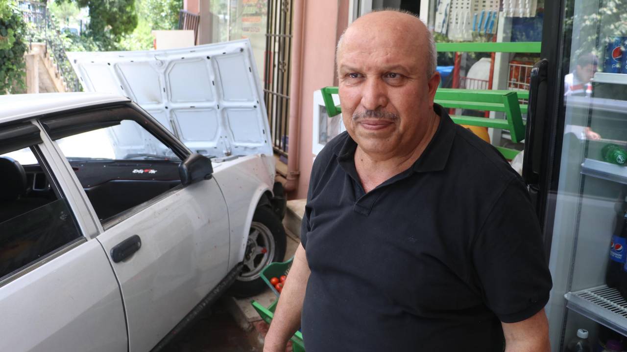 Lastiği Kopan Otomobil Marketin Dolaplarına Çarptı; 5 Kişinin Yaralandığı Kaza Kamerada