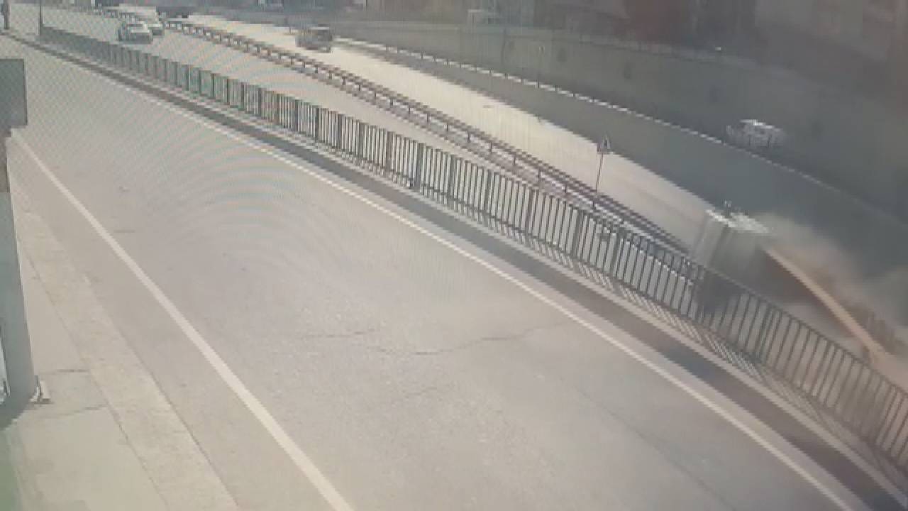 Çekmeköy'de Hafriyat Kamyonu Devrildi: Kaza Anı Kamerada-1