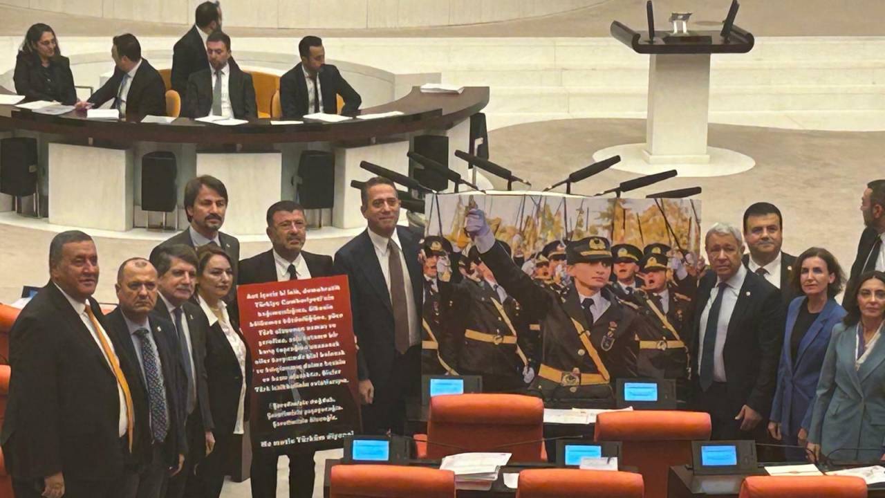Tbmm Genel Kurulu... Chp'li Milletvekilleri, Teğmenlerin Yeminiyle Genel Kurul Salonuna Geldi