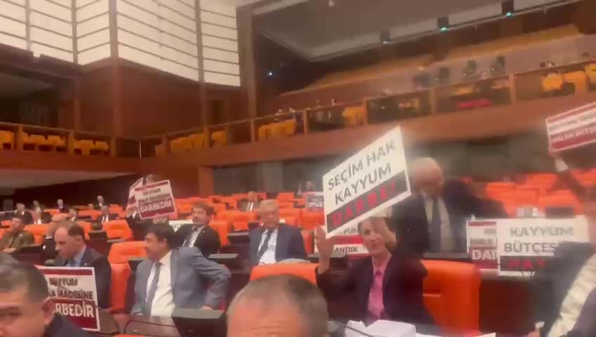 İçişleri Bakanı Yerlikaya’ya Genel Kurul’da Kayyum Protestosu: “Kayyum Halk İradesine Darbedir”