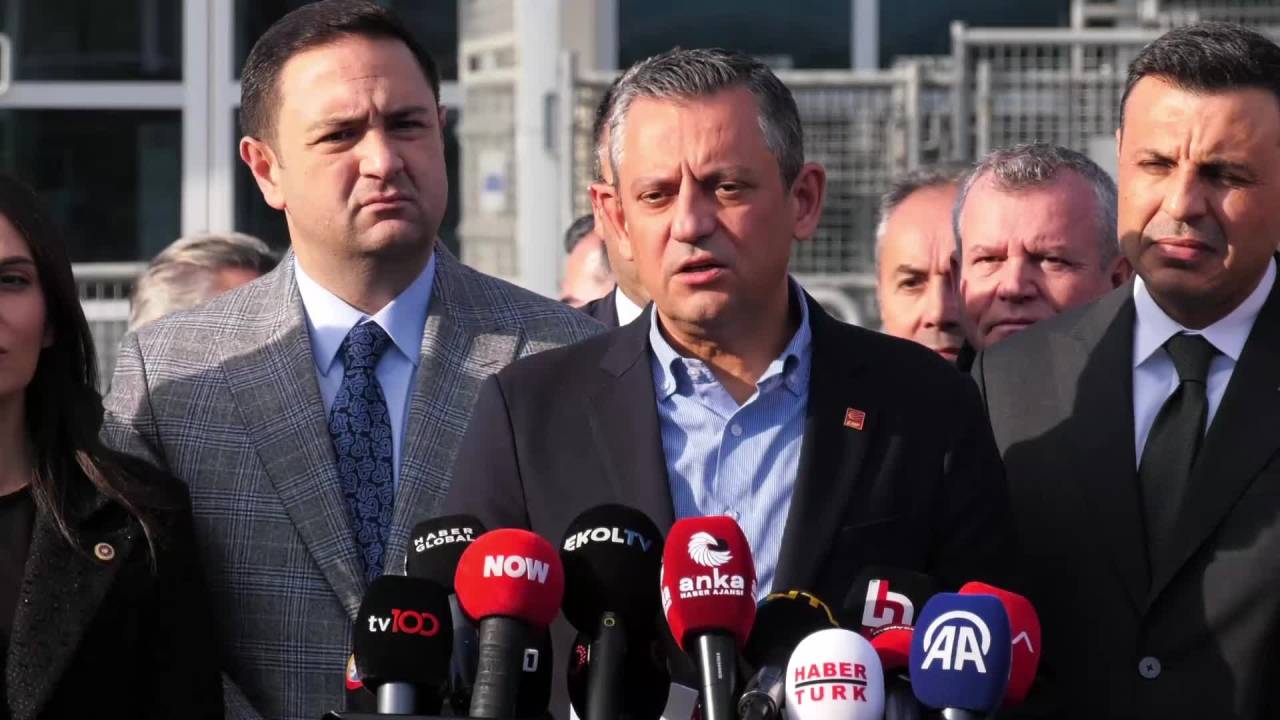 Özgür Özel’den Silivri Cezaevi Ziyareti: “50 Gündür Ahmet Özer'e İddianame Yazamadılar”