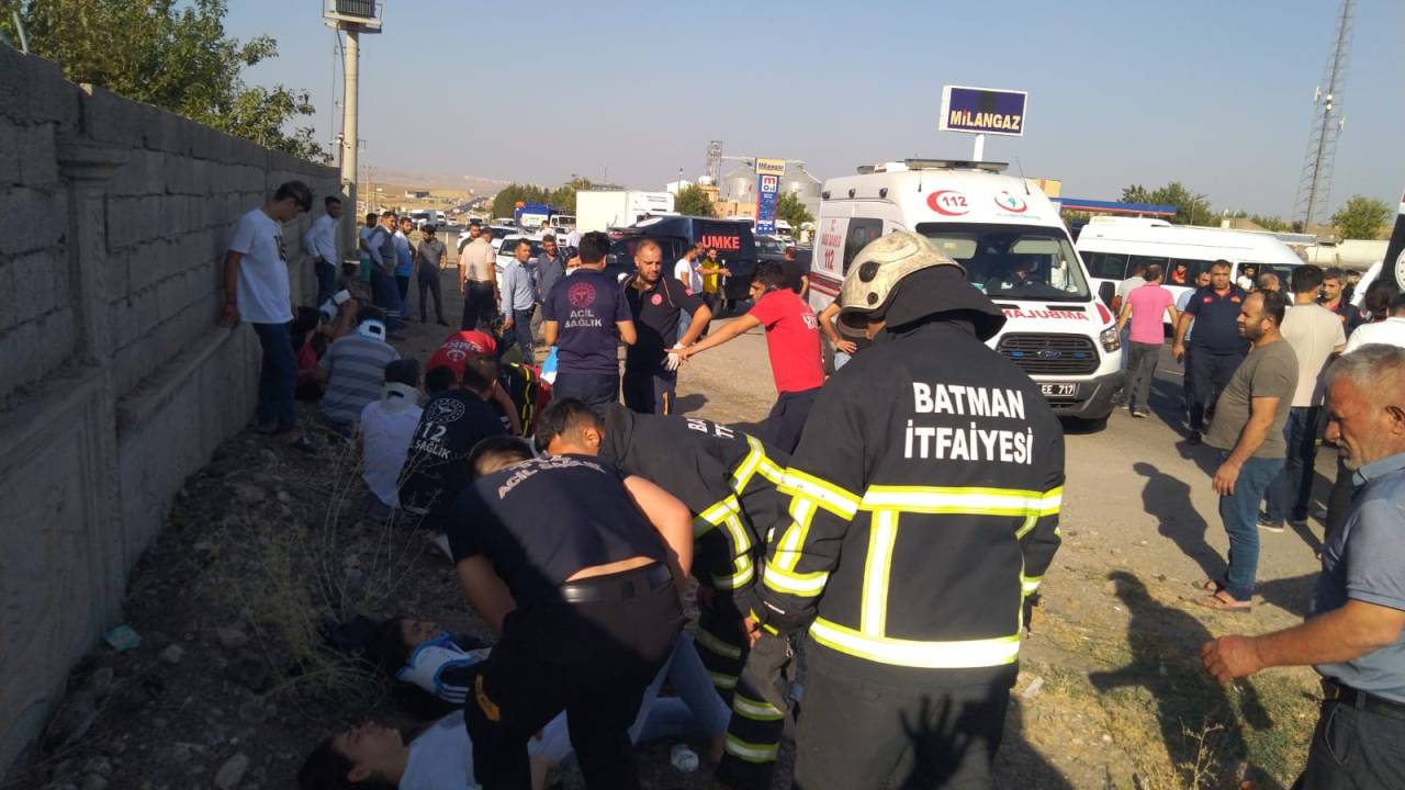 Batman’da İşçi Minibüsü İle Hafif Ticari Araç Çarpıştı: 8 Yaralı