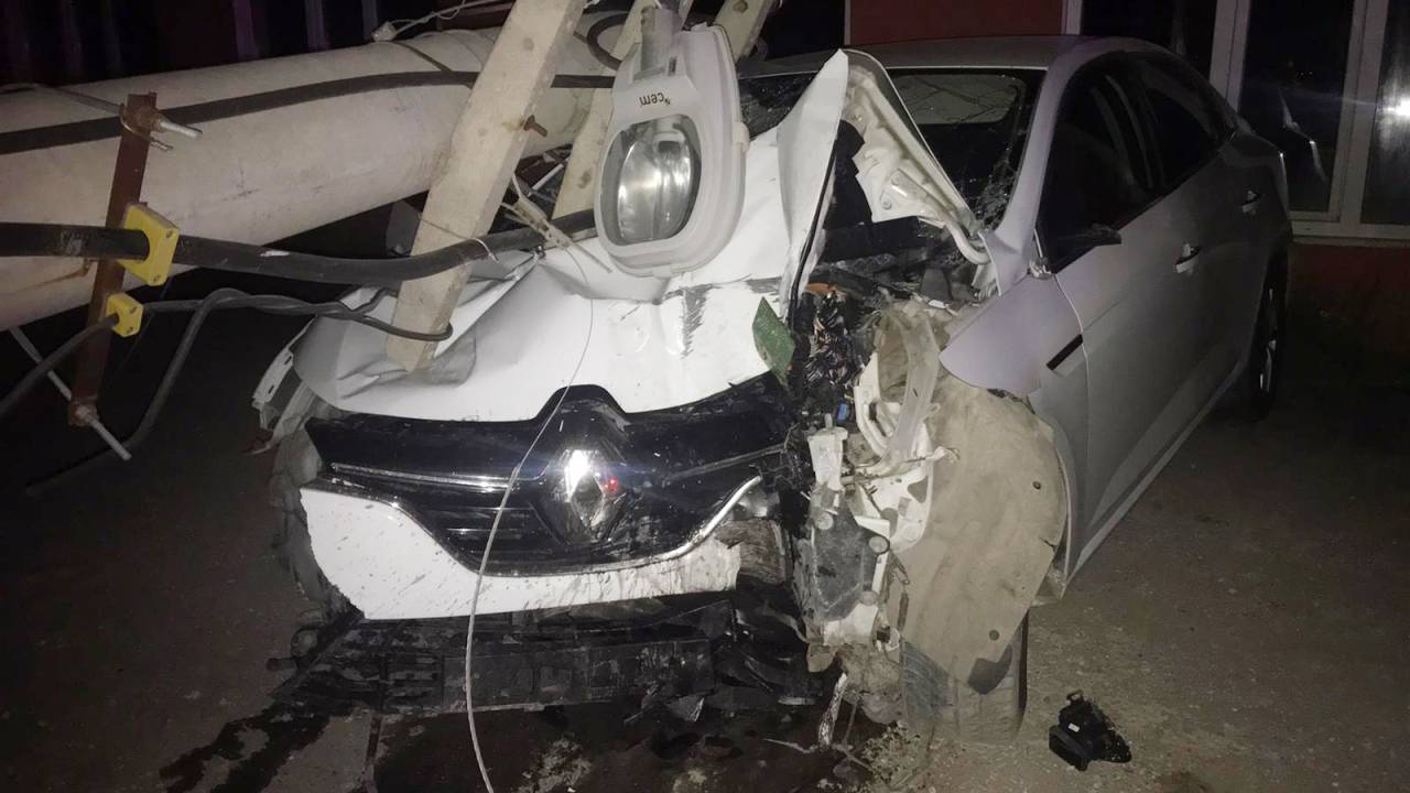 Gurbetçi Gençlerin Otomobiline Elektrik Direği Devrildi: 1 Ölü, 1 Yaralı