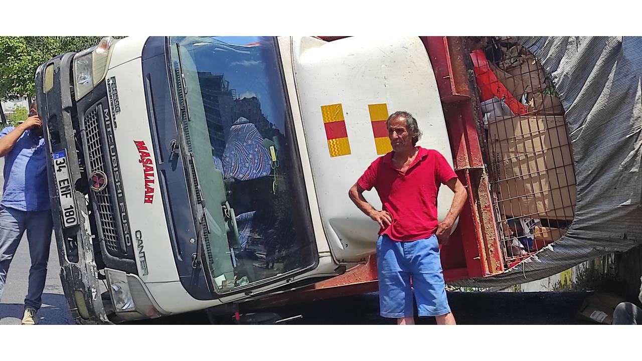 Beşiktaş'ta Atık Kağıt Yüklü Kamyonun Devrilmesi Kamerada