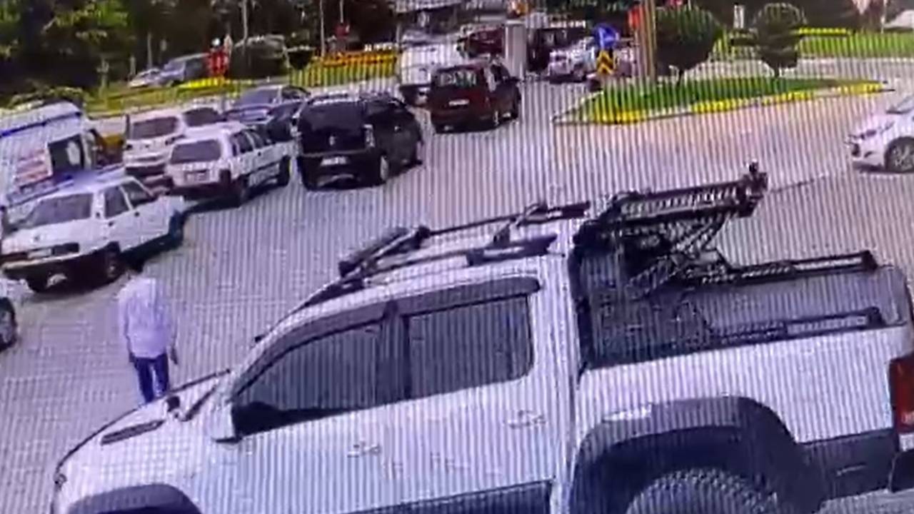 Kırmızı Işıkta Geçen Aracın Motosiklet Ve Otomobile Çarptığı Kaza Kamerada