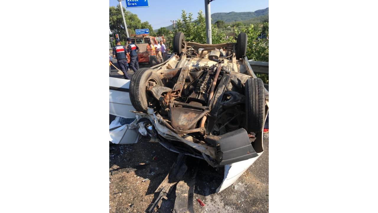 Muğla'da 3 Otomobilin Karıştığı Kazada Karı- Koca Öldü; 2'si Çocukları 5 Yaralı