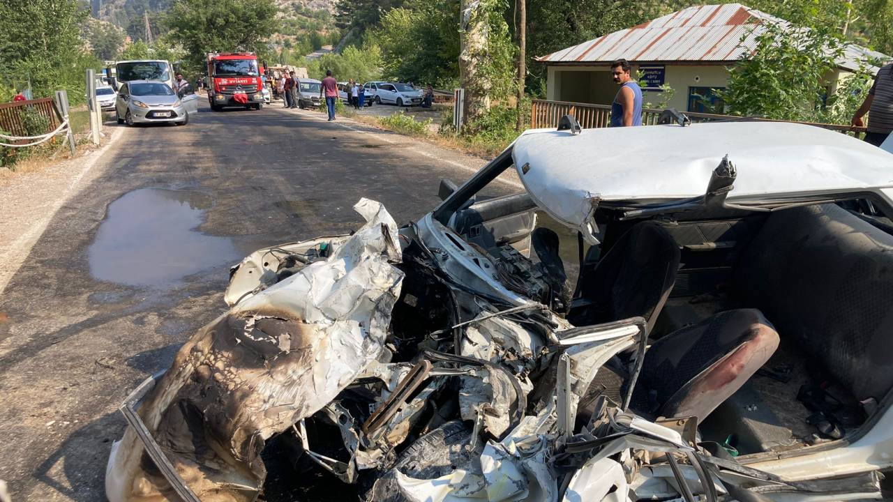 Kamyonla Çarpışıp, Alev Alan Otomobilde Sıkışarak Yaralandı