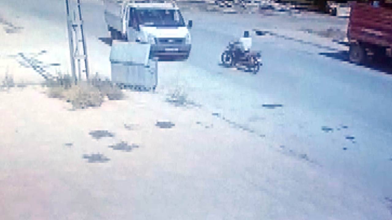 Kamyonete Çarpan Motosikletli Öldü; Kaza Kamerada