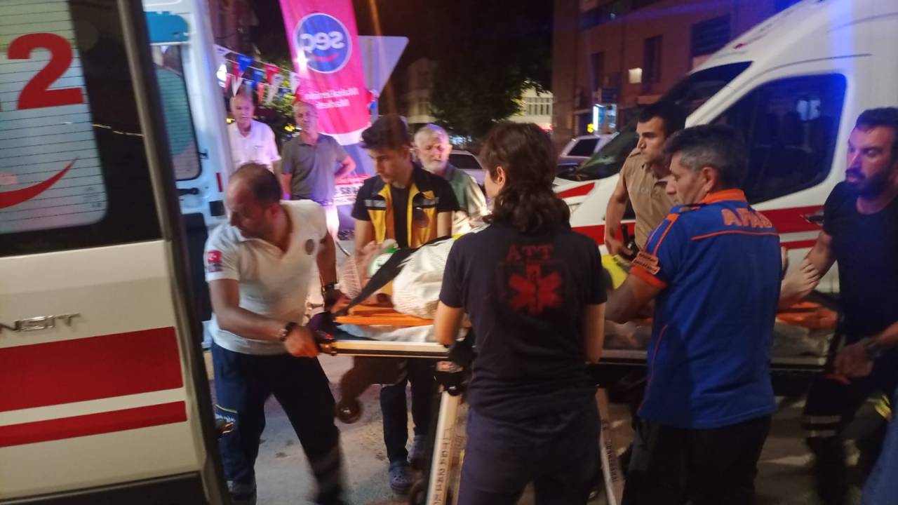 Erzincan'da 3 Aracın Karıştığı Kazada Otomobilde Sıkışan Sürücü Yaralandı