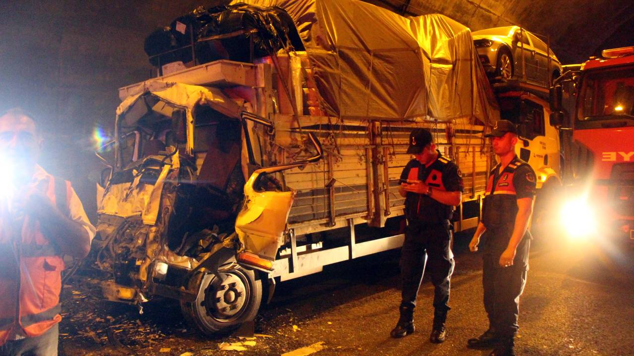 Bolu Dağı Tüneli'nde 3 Tır Ve 1 Kamyonet Birbirine Girdi; 1 Yaralı