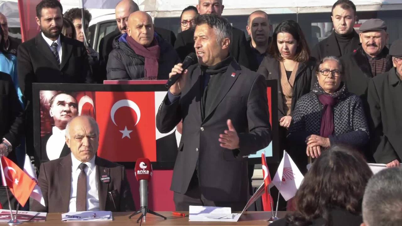 Esenyurt Belediye Meclisi Toplantısı 'demokrasi Nöbeti'nin Yapıldığı Meydanda Gerçekleştirildi