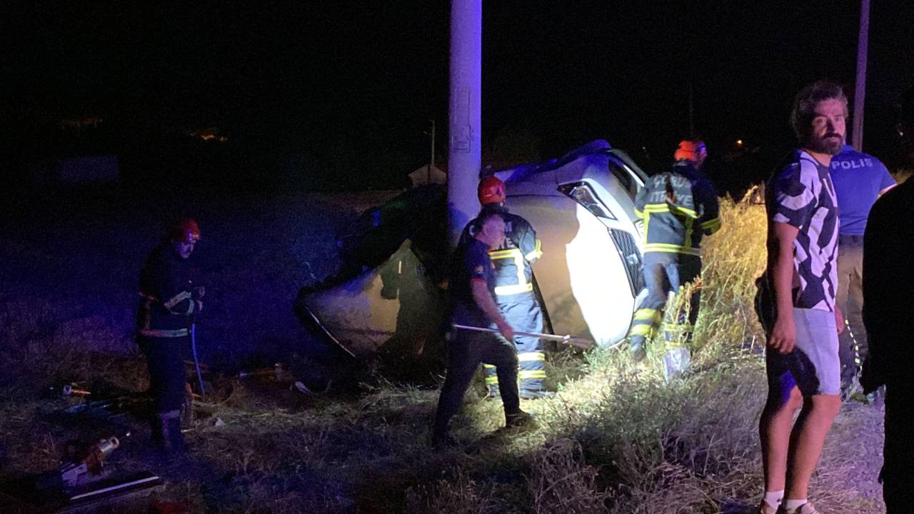 Elektrik Direğine Çarpan Otomobildeki 6 Kişi Yaralandı