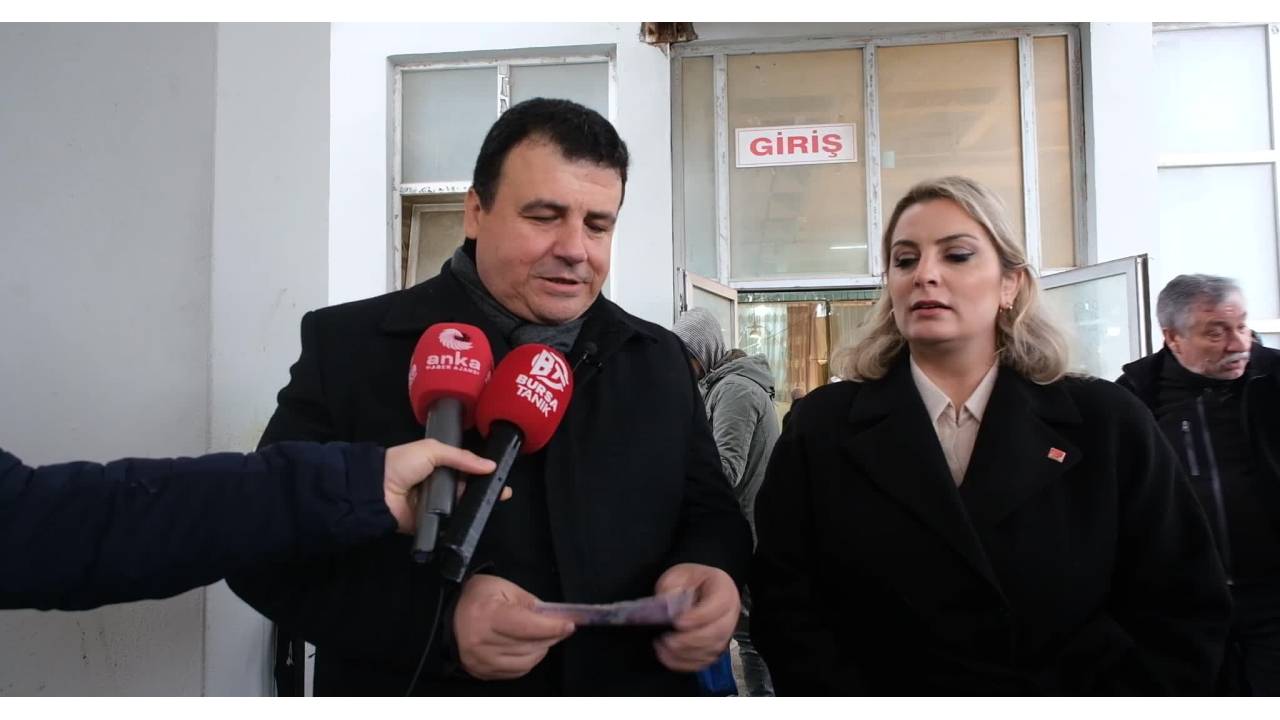 Bursa’da Emekli Maaş Zammına Kırmızı Kart Gösteren Vatandaşlar: “Daha Koyu Kırmızısı Yok Mu?”