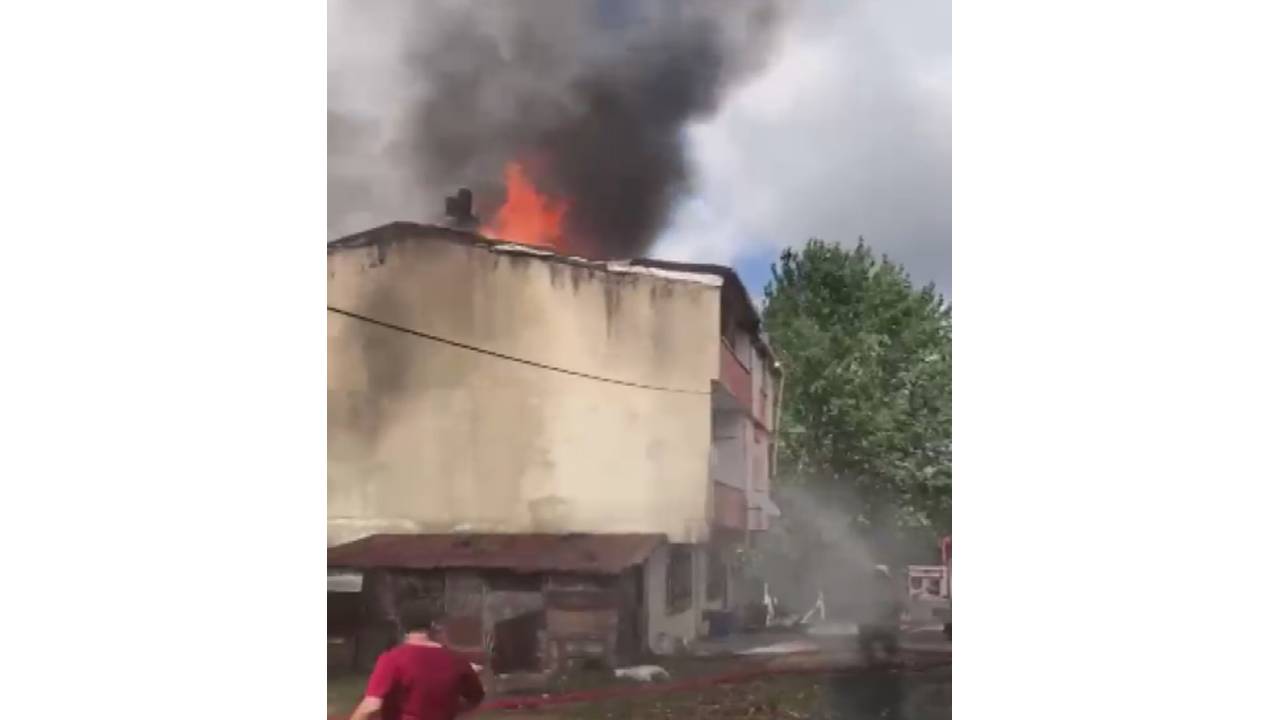 Arnavutköy'de Çatı Yangını