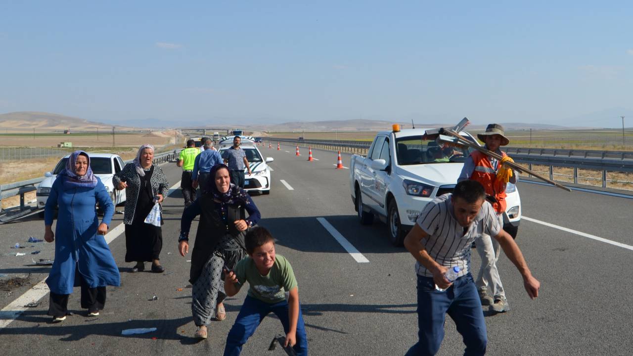 Otoyolda Duran Düğün Konvoyundaki Araçlara Tır Çarptı: 9 Yaralı