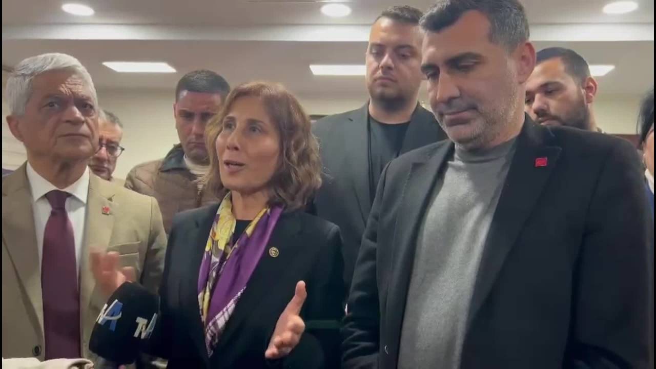 Seyhan Belediyesi'ne Haciz Geldi....belediye Başkanı Tekin:benim Makamım Sokaklar, Bu Mekanlar Değil Zaten