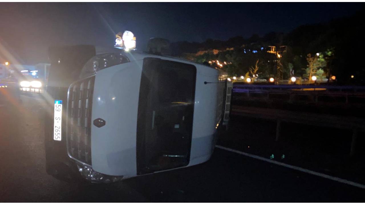 Köpeğe Çarpmamak İçin Sürücüsünün Manevra Yaptığı İşçi Servisi Yan Yattı: 9 Yaralı