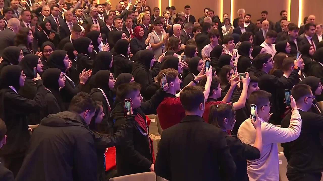 Cumhurbaşkanı Erdoğan: "Öğretmen Adayları Göreve Başlamadan Önce 14 Aylık Eğitimden Geçecek"