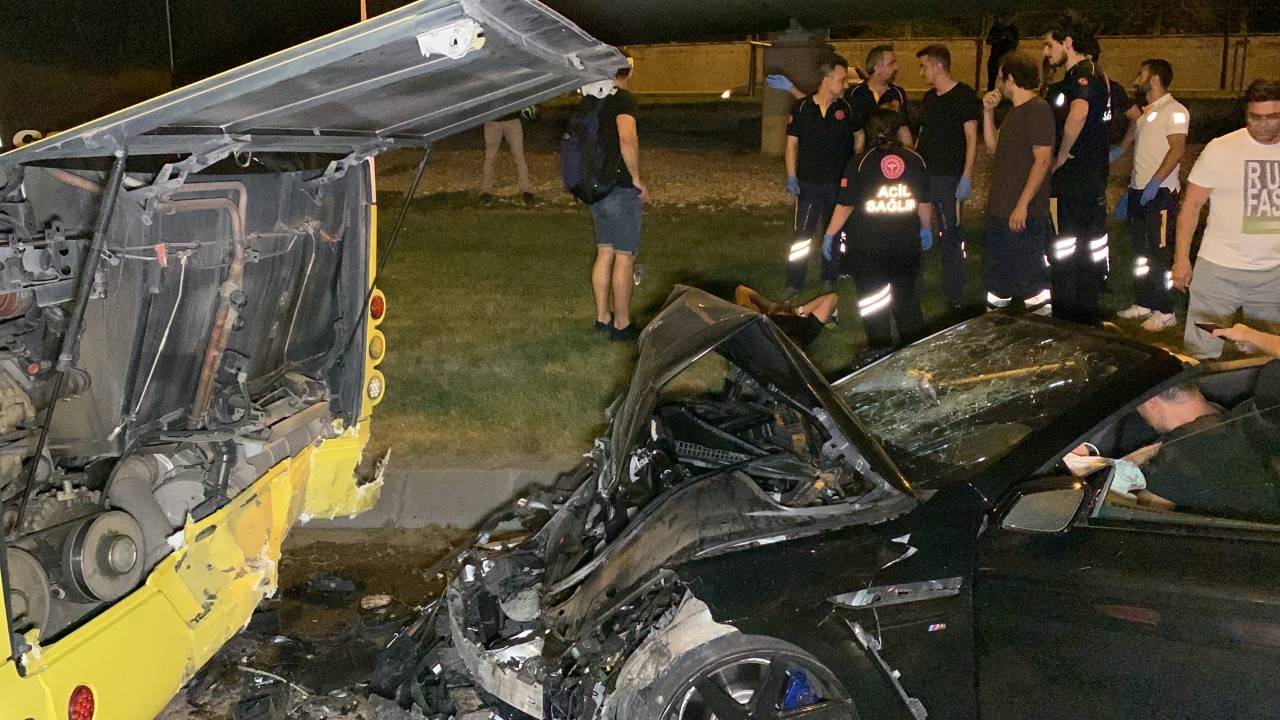 Kadıköy'de Otomobil Otobüse Çarptı:1'i Ağır, 4 Yaralı