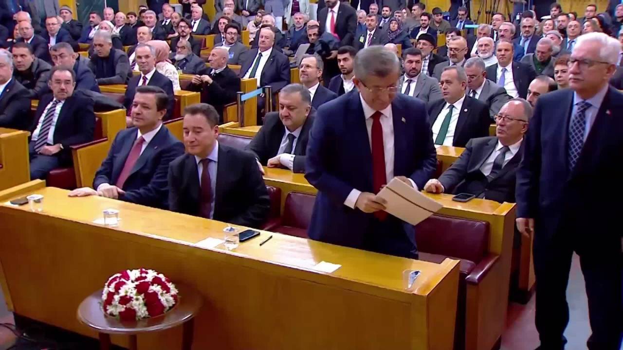 Yeni Yol Grup Toplantısı... Ahmet Davutoğlu: "Depremde Bu Halka Bu Cefayı Çektirenlerden Hesap Sorulacak"