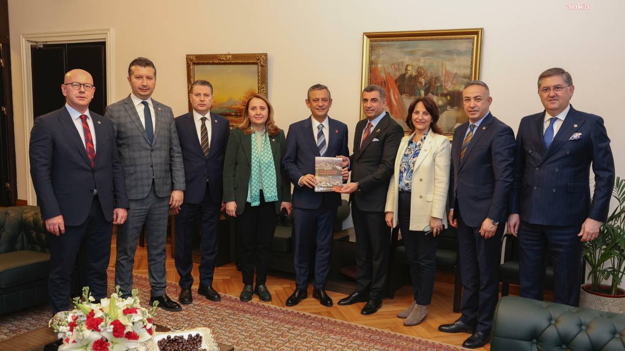 Chp'li Gürsel Erol Başkanlığındaki Heyet, Chp Genel Başkanı Özgür Özel'e Hazırladığı Raporu Sundu