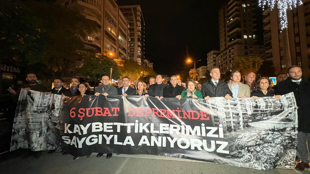 Chp Heyeti, 6 Şubat Depremlerinin İkinci Yılında Adana'da Düzenlenen Yürüyüşe Katıldı