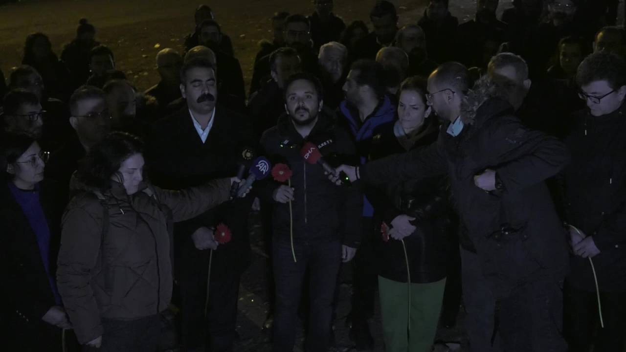 6 Şubat Depremlerinin İkinci Yılı...diyarbakır’da Yaşamını Yitirenler İçin Enkaz Alanına Karanfiller Bırakıldı