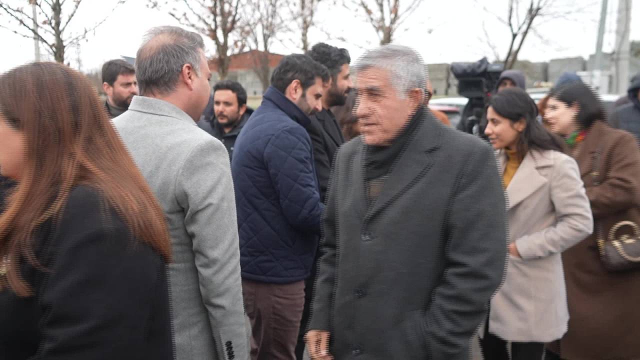 6 Şubat Depremlerinin 2'nci Yılı... Diyarbakır’da Depremde Yaşamını Yitirenler Mezarları Başında Anıldı