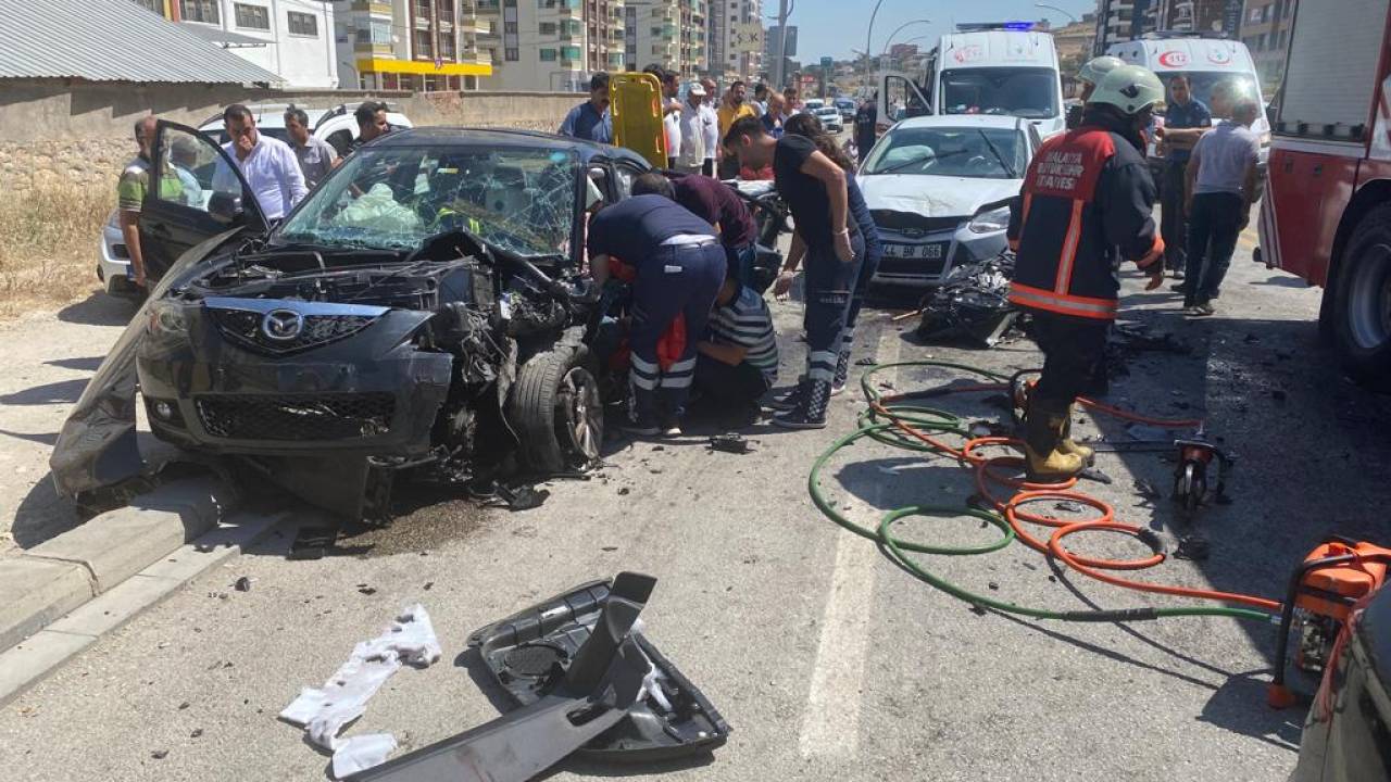 Malatya'da 4 Otomobilli Zincirleme Kaza: 9 Yaralı