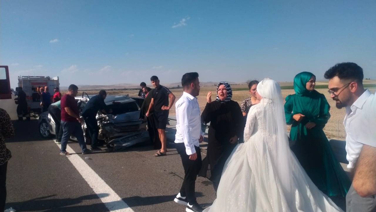 Tır'ın Düğün Konvoyuna Çarptığı Kazada Gelinin Kardeşi Yaşam Mücadelesi Veriyor