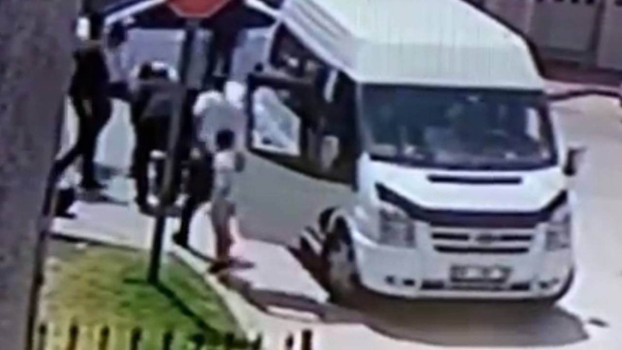 Minibüse Çarpan Motosikletin Sürücüsünün Yaralandığı Kaza Kamerada