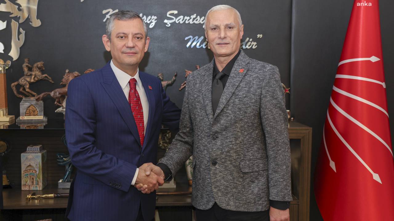 Özgür Özel, Şehit Astsubay Esma Çevik’in Babası Hüseyin Akgül’e Rozet Taktı