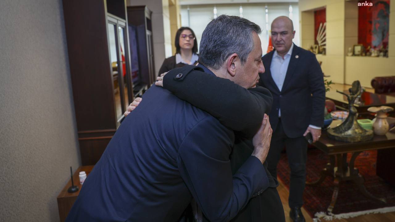 Chp Genel Başkanı Özgür Özel, Sinan Ateş’in Annesi Saniye Ateş İle Görüştü