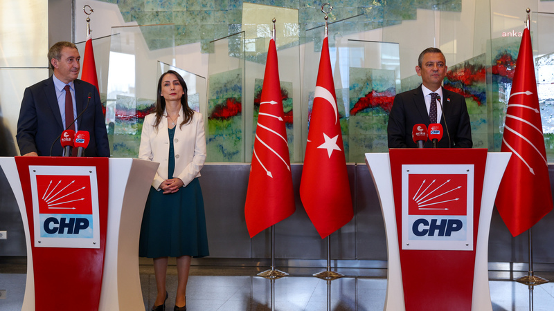 Chp Genel Başkanı Özel, Dem Parti Eş Genel Başkanları Hatimoğulları Ve Bakırhan İle Telefonda Görüştü