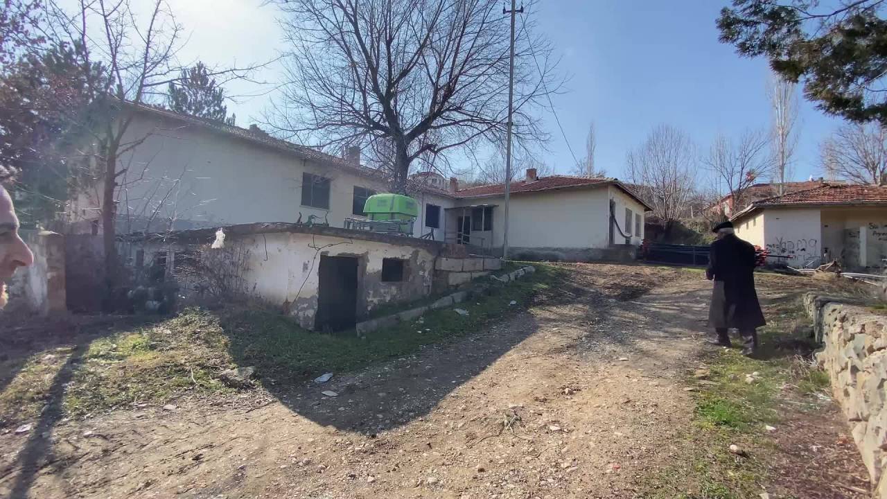 Yozgat'ta Kapatılan Beldelerdeki Kaderine Terkedilen Resmi Yapılar Çürüyor