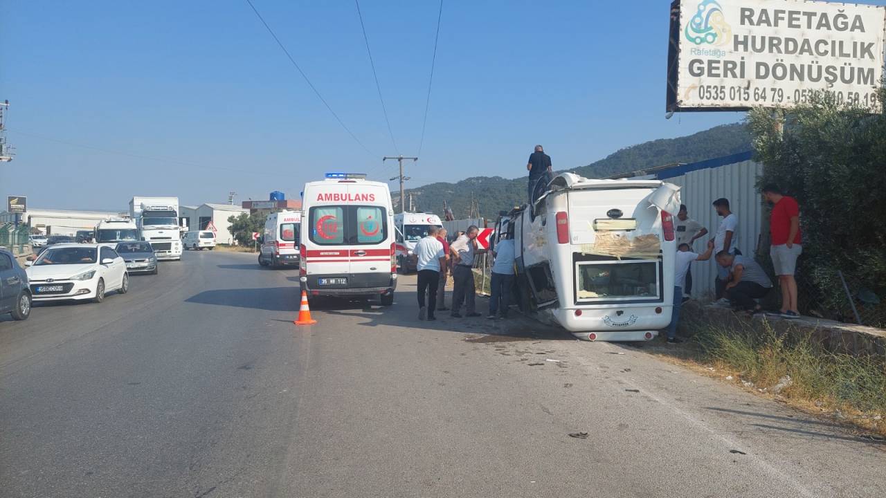 İzmir'de Yolcu Minibüsü İle Otomobil Çarpıştı: 5 Yaralı