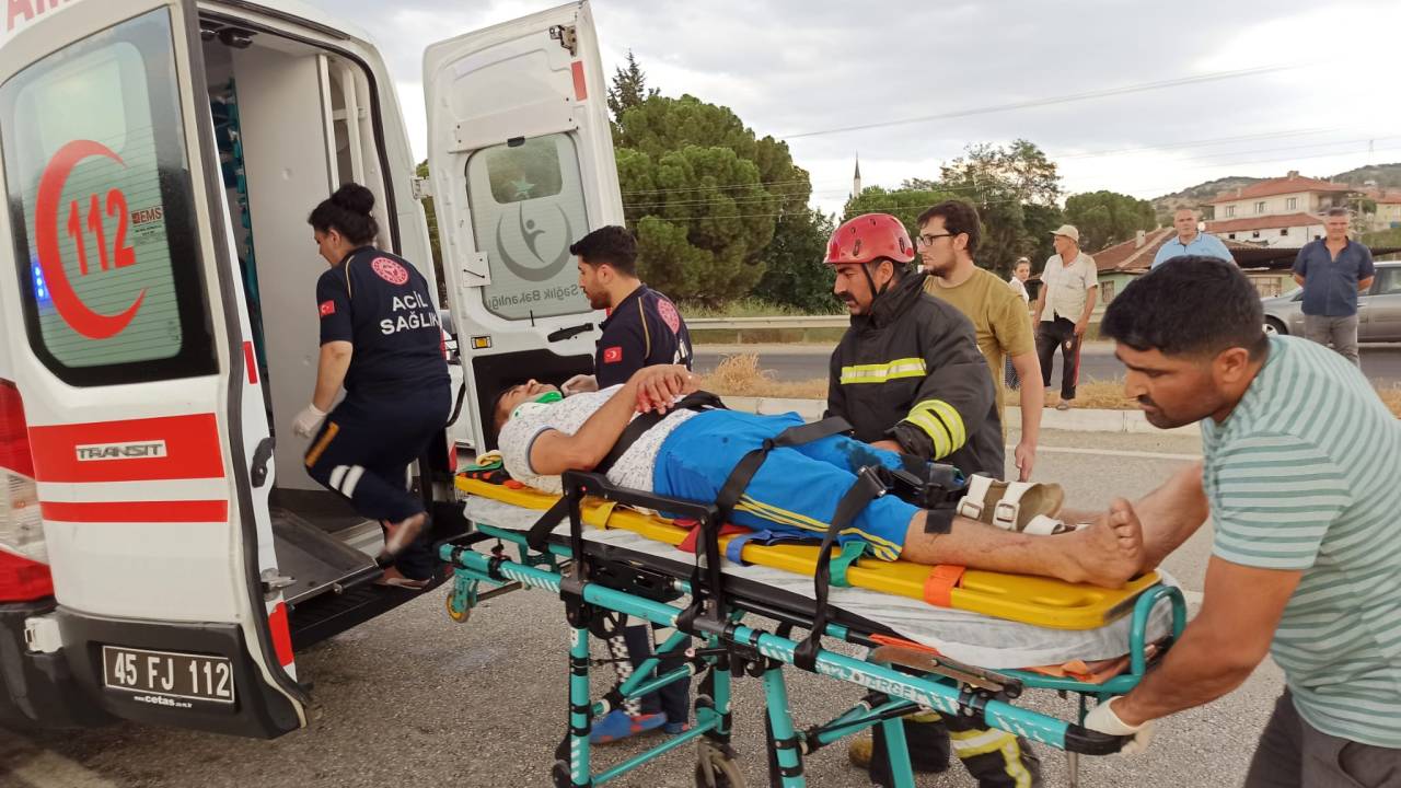 Manisa'da, Takla Atan Otomobilin Sürücüsü Ağır Yaralandı