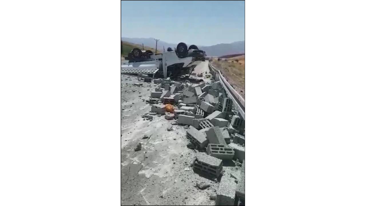 Elazığ'da Kamyonet İle Hafif Ticari Araç Çarpıştı: 1 Ölü, 2 Yaralı