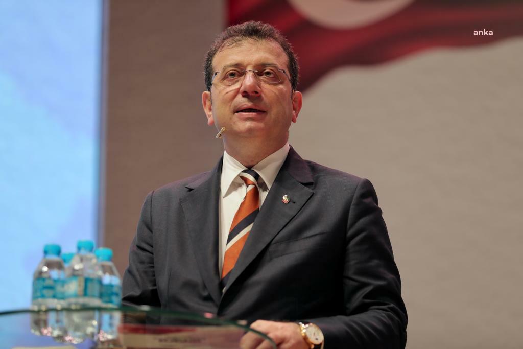 Ekrem İmamoğlu,  Ön Seçim Adaylığını Duyurduktan Sonra Cuma Namazını Şehzdebaşı Cami'nde Kıldı