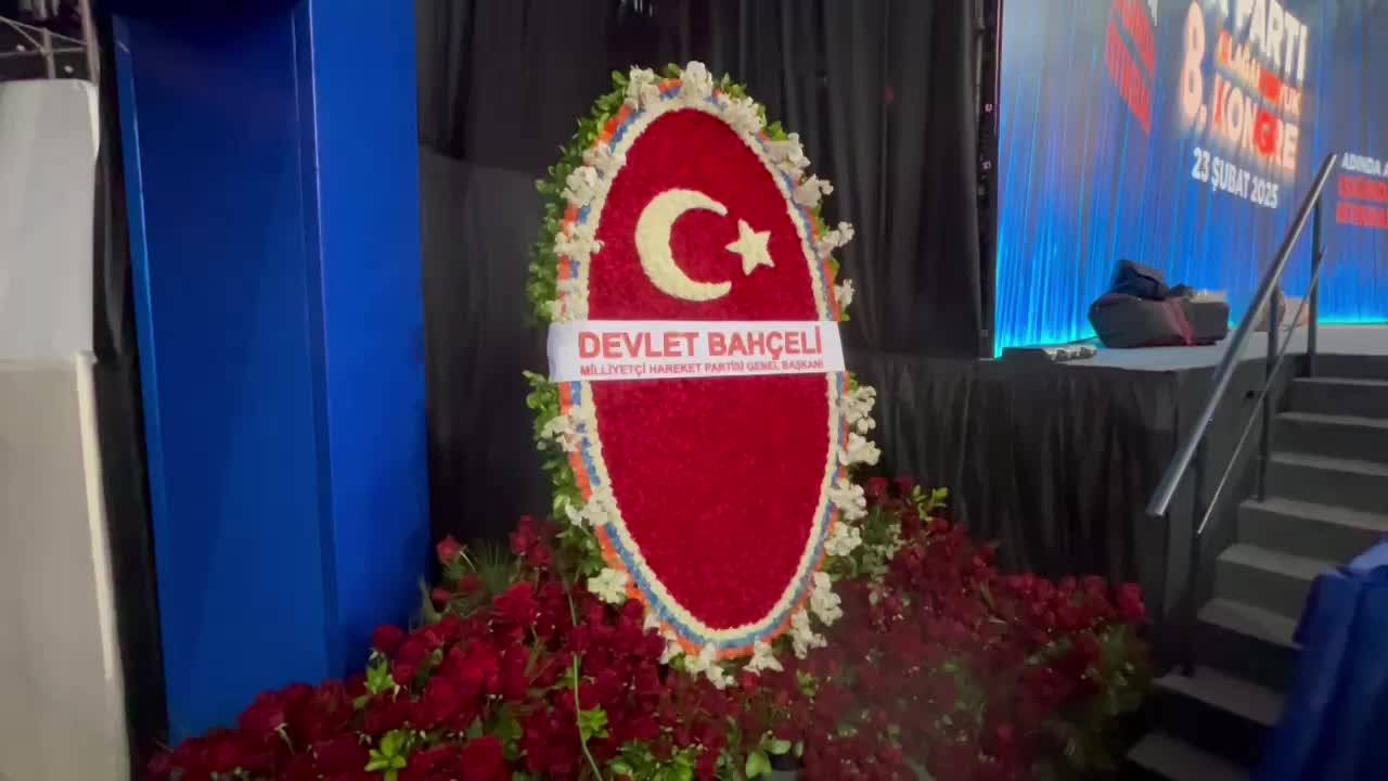 Mhp Genel Başkanı Bahçeli, 8. Ak Parti Olağan Büyük Kongresi'ne Özel Çiçek Aranjmanı Gönderdi