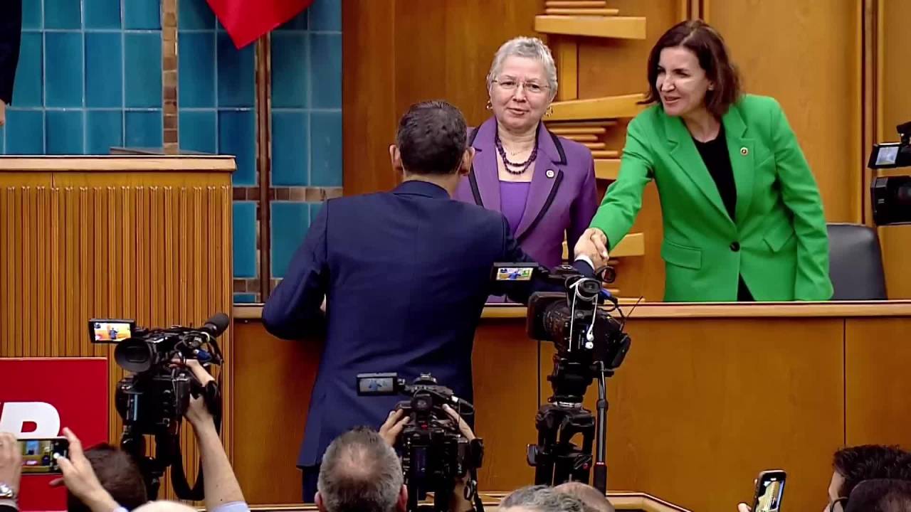 Chp Grup Toplantısı... İyi Parti'den İstifa Eden Bağımsız Ankara Milletvekili Adnan Beker Chp'ye Katıldı