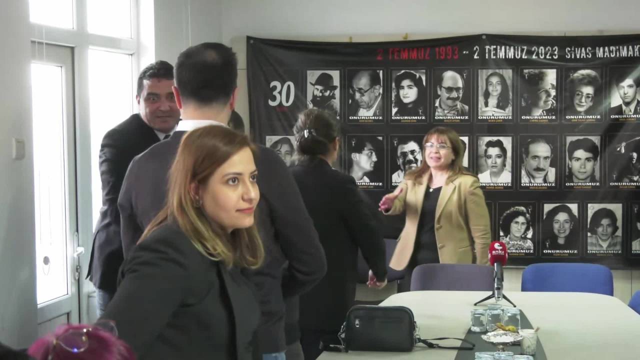 Chp Heyetinden, Pir Sultan Abdal Kültür Derneği’nin Başlattığı Nöbete Dayanışma Ziyareti