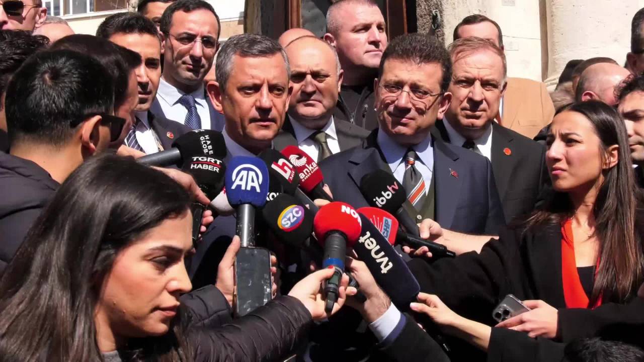 Özgür Özel Ve Ekrem İmamoğlu, Hırka-i Şerif Camii’nde Birlikte Cuma Namazı Kıldı