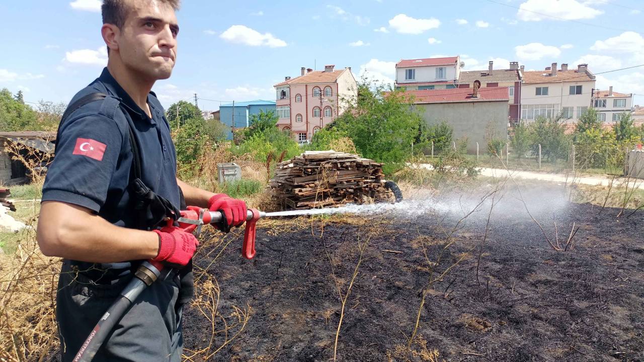 Otluk Yangını Yerleşim Yerlerine Sıçramadan Söndürüldü