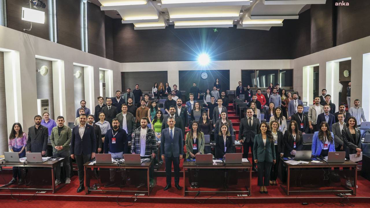 Chp Genel Başkanı Özel, Ön Seçim Çağrı Merkezi Çalışanlarını Ziyaret Etti