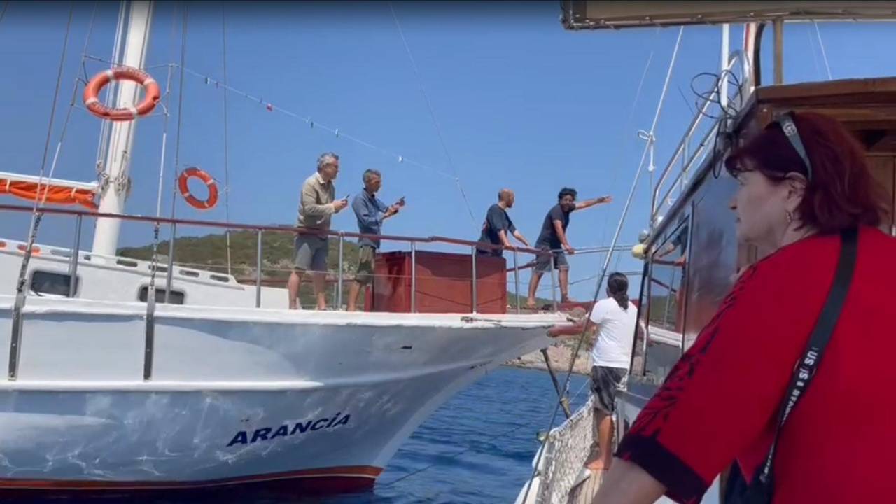 Tur Teknesinin Demirli Tekneye Çarptığı Kaza Kamerada