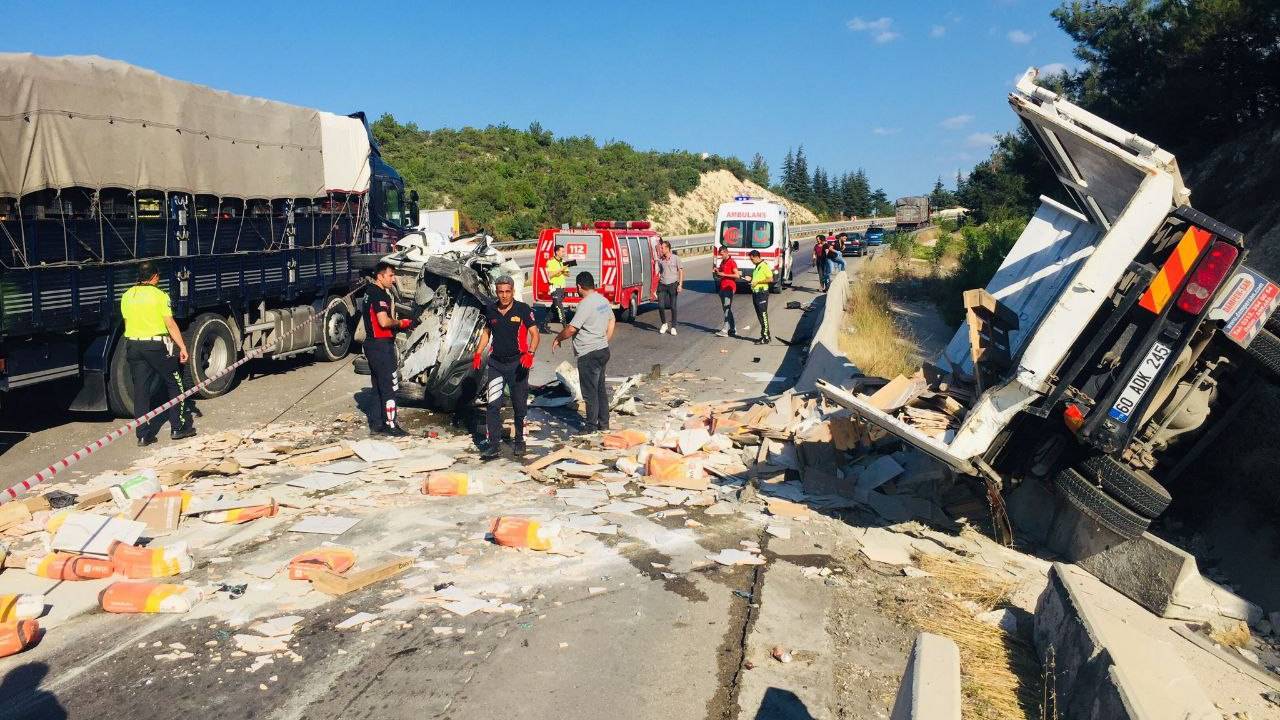 Niksar'da Hafif Ticari Araç İle Kamyonet Çarpıştı: 5 Yaralı