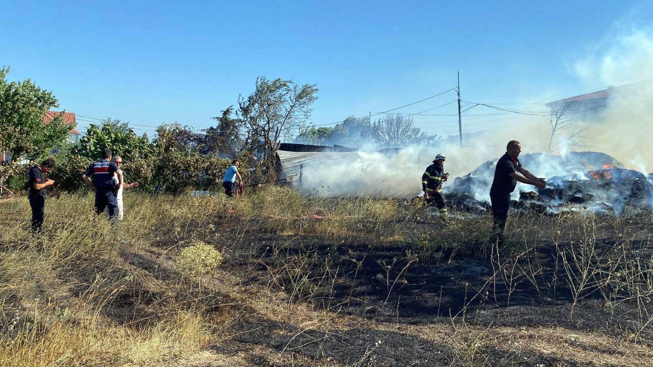 Saman Yangını Ahıra Sıçradı; 20 Küçükbaş Öldü