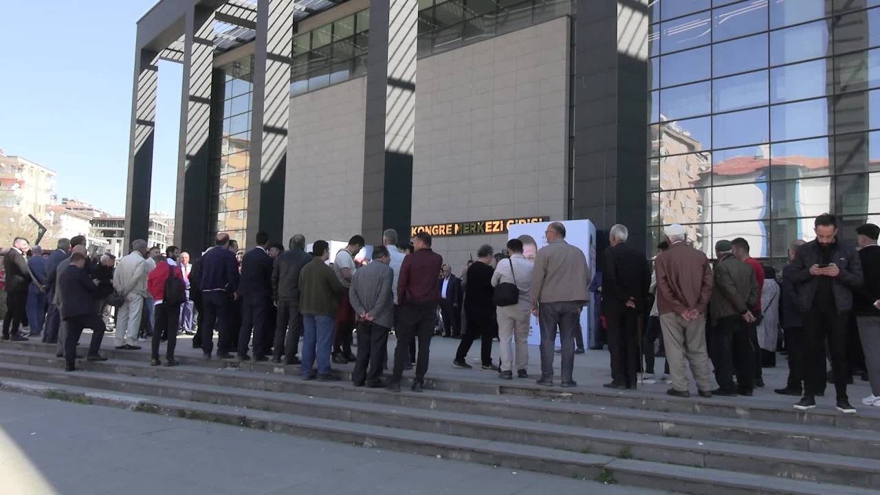 Ekrem İmamoğlu’nun Diyarbakır'a Gelişi Halaylarla Kutlandı: "Sarı Öküzü Yedirtmeyeceğiz"