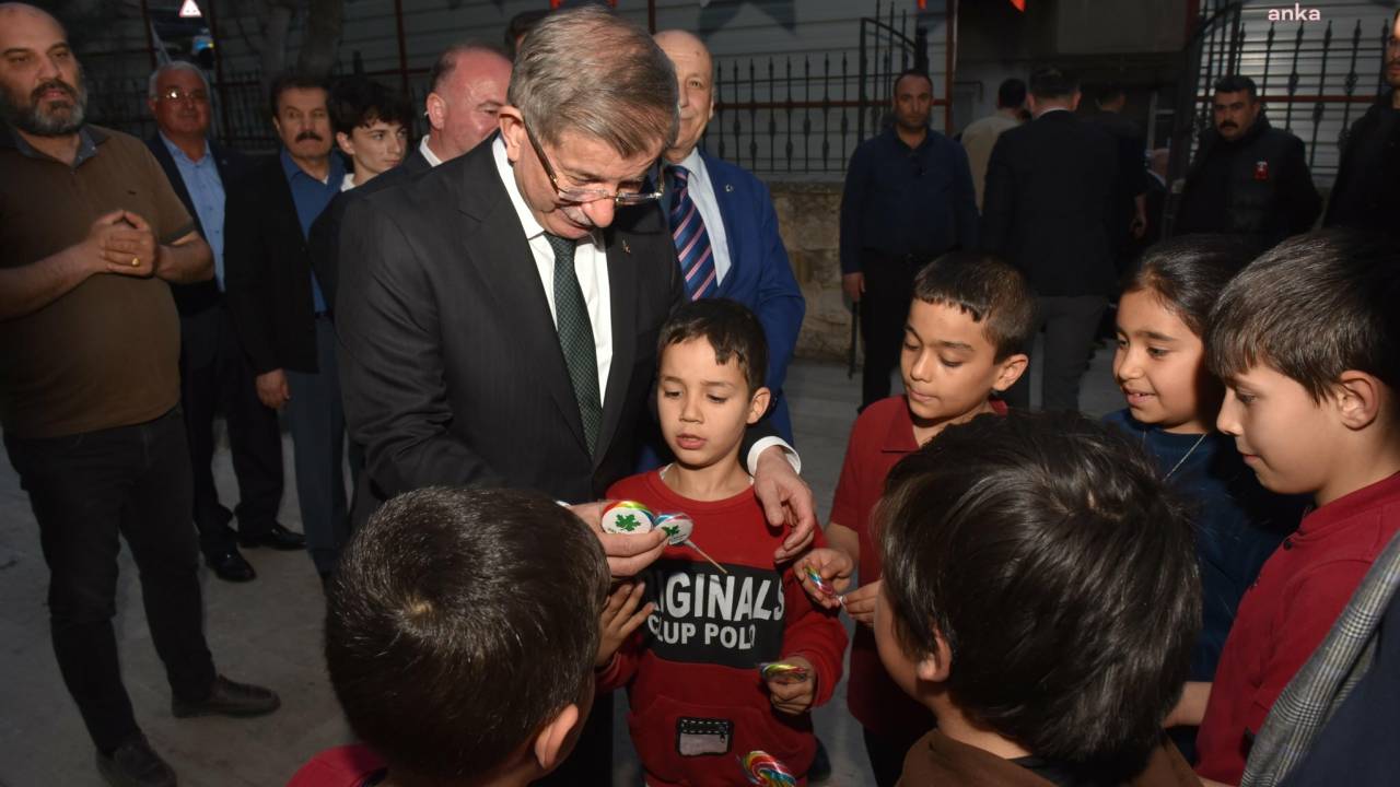 Ahmet Davutoğlu, Kahramanmaraş’ta Depremzede Vatandaşlarla İftar Yaptı